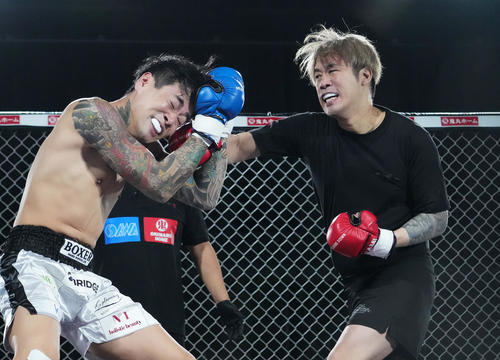 久保田覚（左）の顔面にパンチをヒットさせるやまかわしょうた（撮影・菅敏）