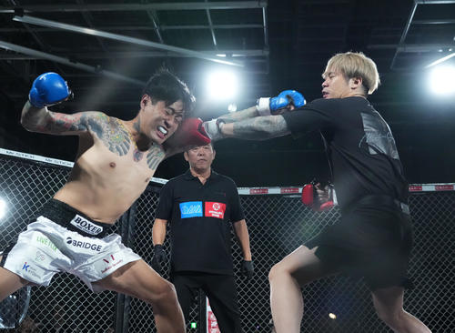 久保田覚（左）にパンチをヒットさせるやまかわしょうた（撮影・菅敏）