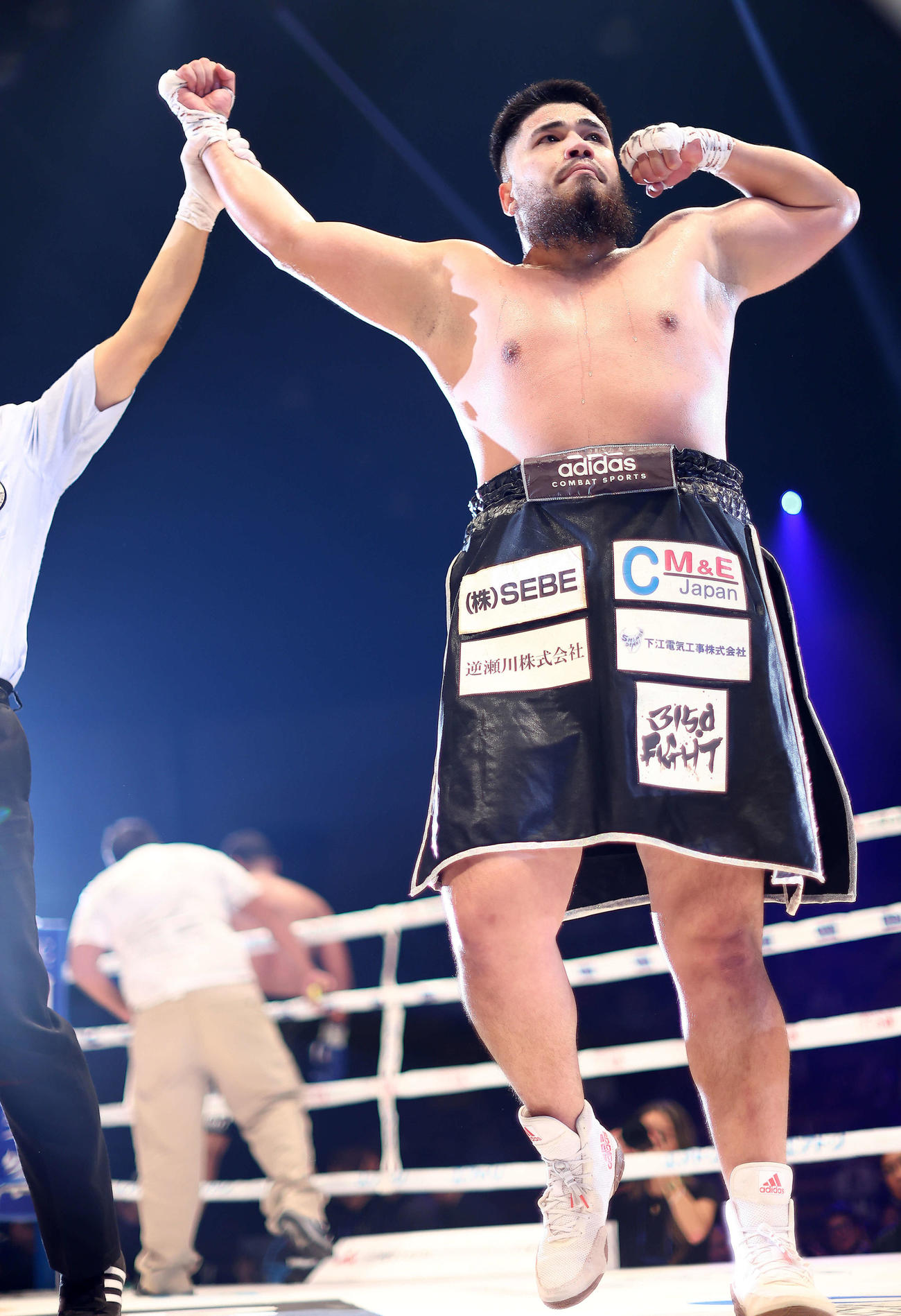 1回、ウィリアムス・オカンドーに勝利する但馬ミツロ（撮影・河田真司）
