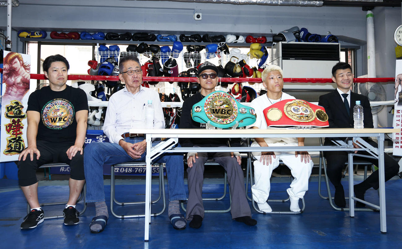 一夜明け会見に臨む、左から渡辺会長、町田トレーナー、重岡優大、弟の銀次朗、亀田興毅（撮影・河田真司）