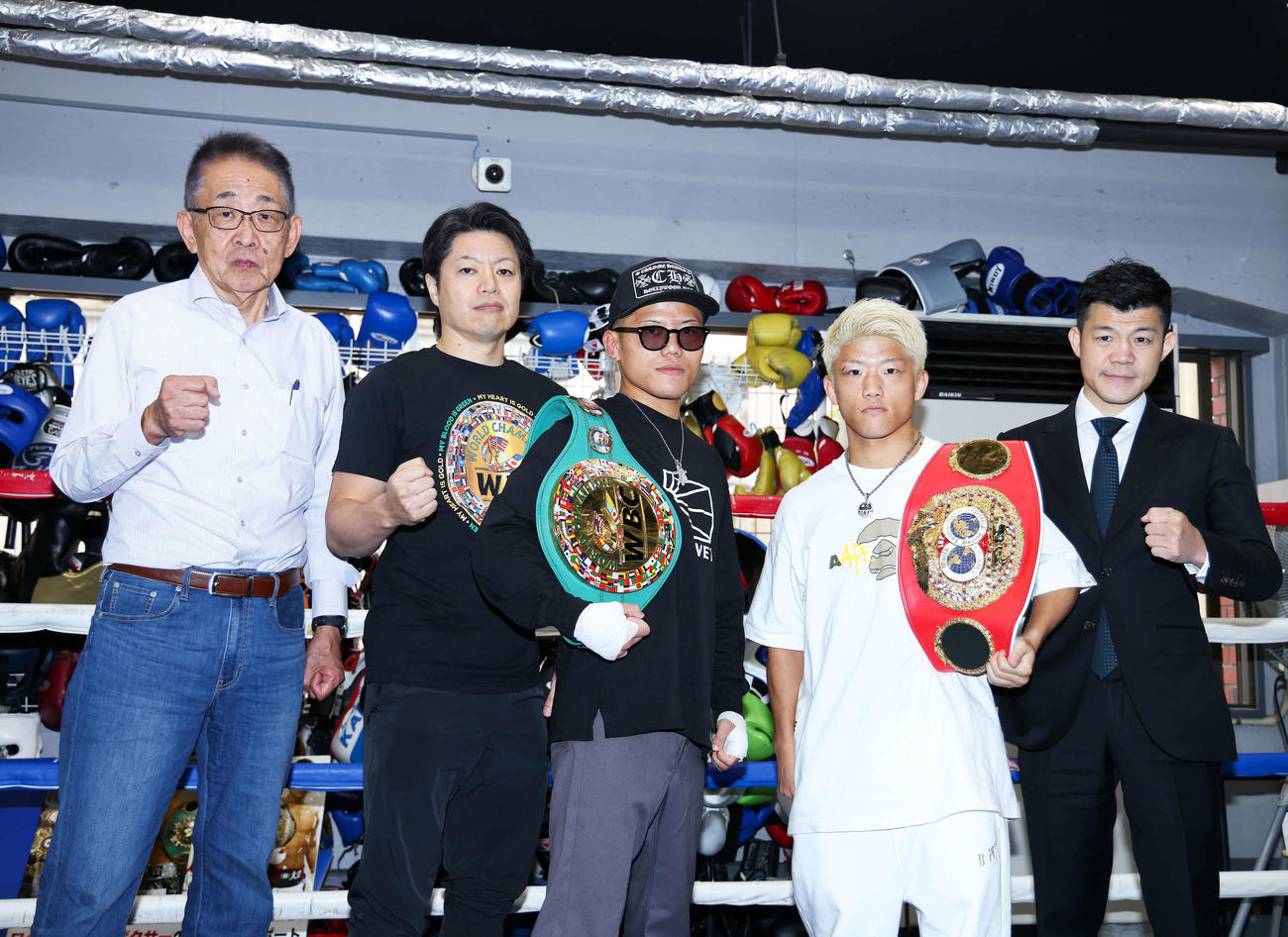 兄弟同時王座統一から一夜明け、写真に納まる左から渡辺会長、町田トレーナー、重岡優大、弟の銀次朗、亀田興毅（撮影・河田真司）