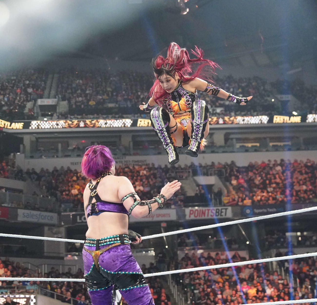 3WAY形式WWE女子王座戦で、アスカ（左）にスワンダイブ式ミサイルキックを放つ王者イヨ・スカイ（C）2023 WWE, Inc. All Rights Reserved.