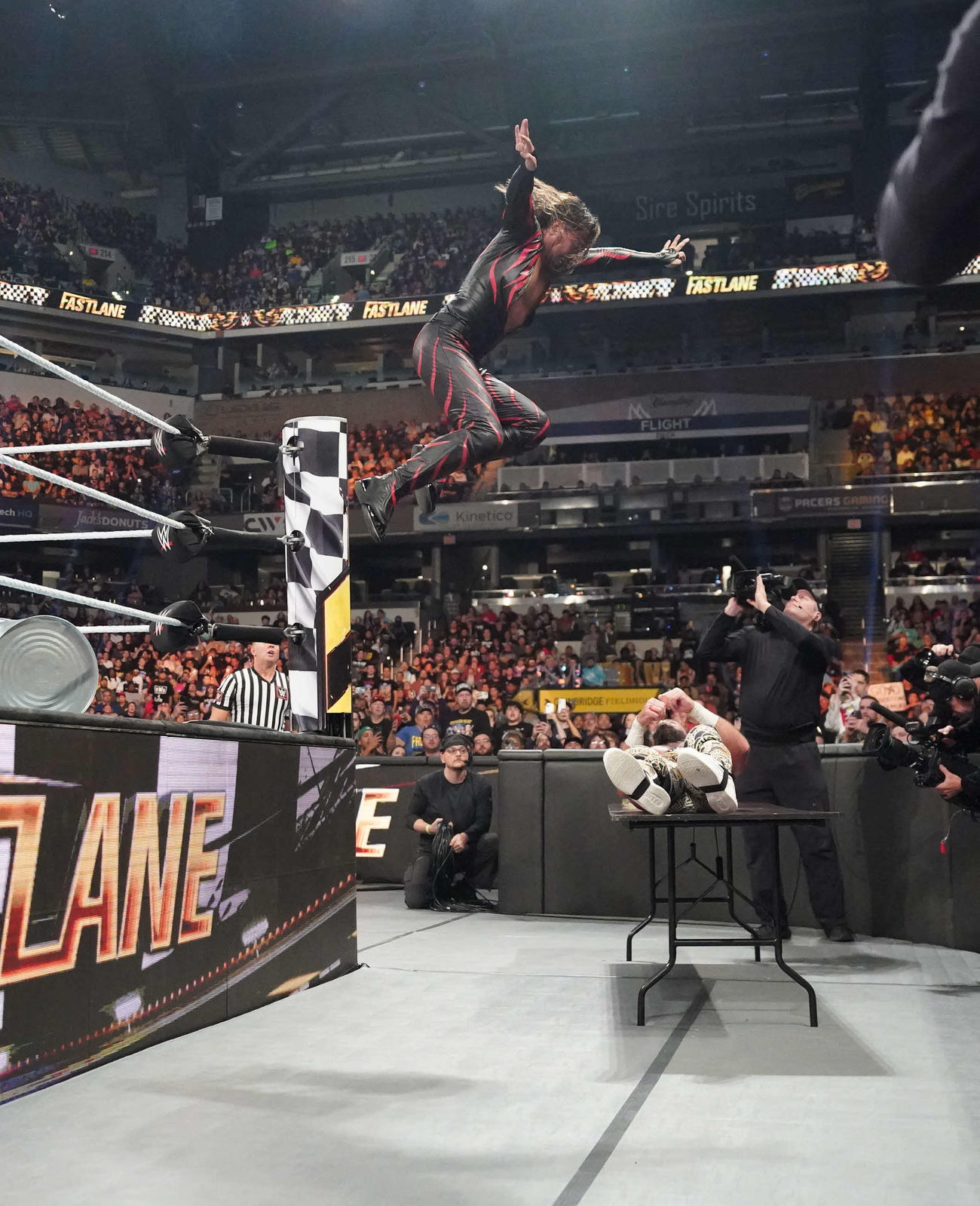 テーブル上にWWE世界ヘビー級王者セス“フリーキン”ロリンズ（右下）を設置し、ダブルニーを落とした中邑真輔（C）2023 WWE, Inc. All Rights Reserved.