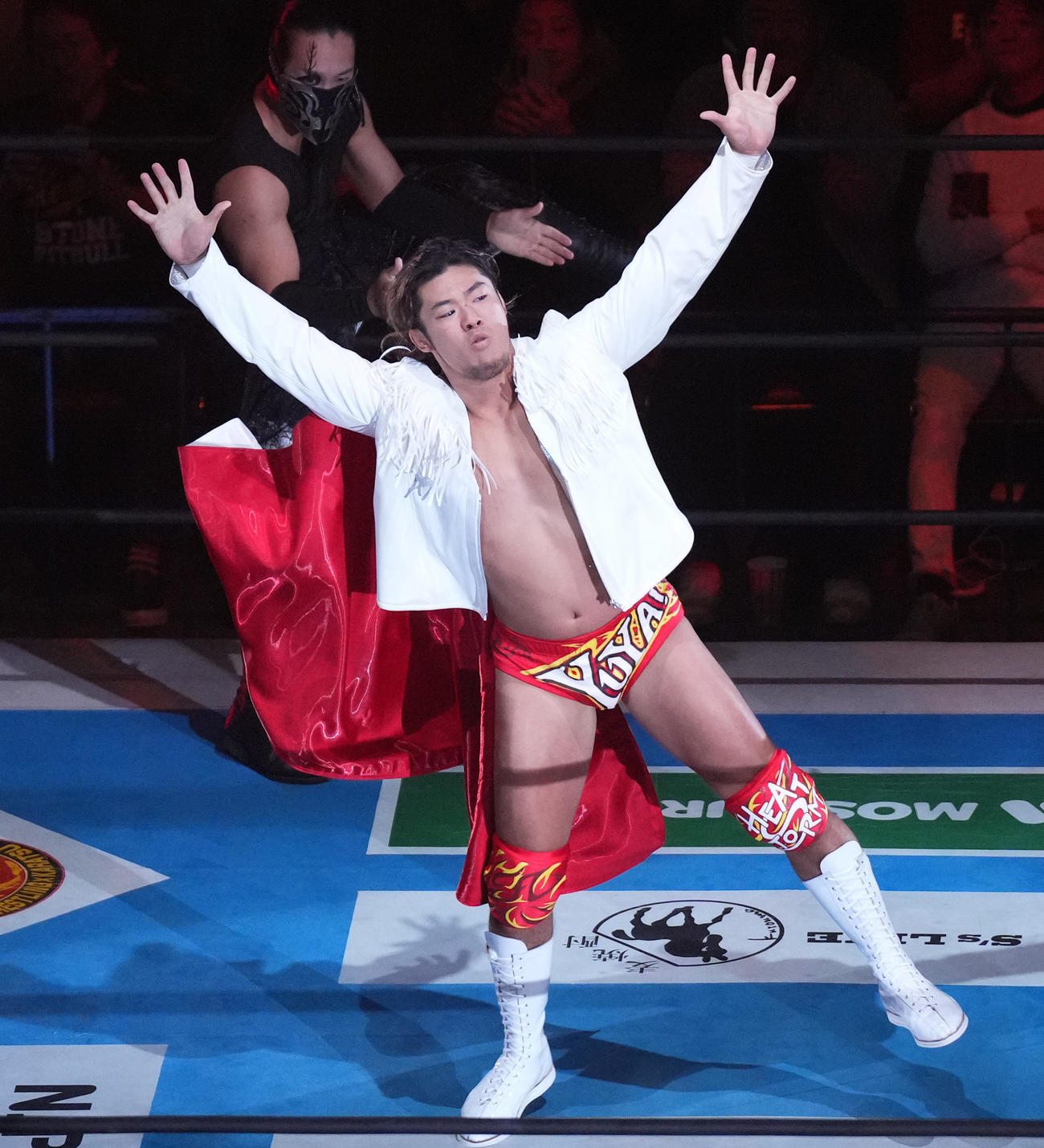 リングに登場する上村優也（撮影・菅敏）