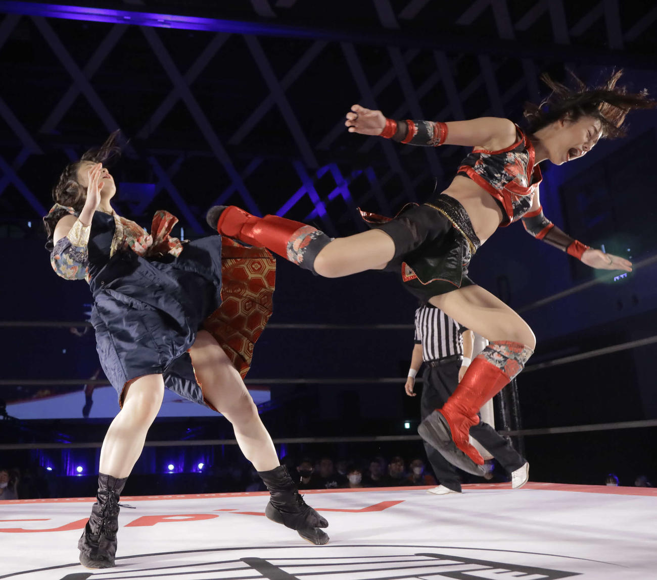 宮本もかに跳び蹴りを浴びせる長野じゅりあ（東京女子プロレス提供）