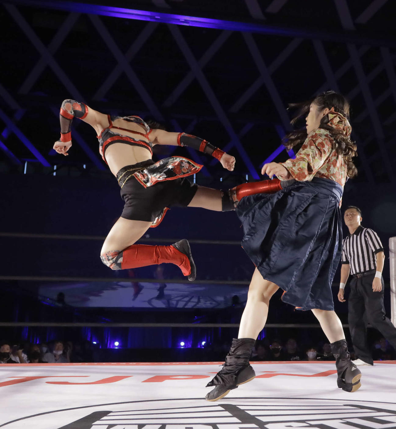 宮本もかに跳び蹴りを浴びせる長野じゅりあ（東京女子プロレス提供）
