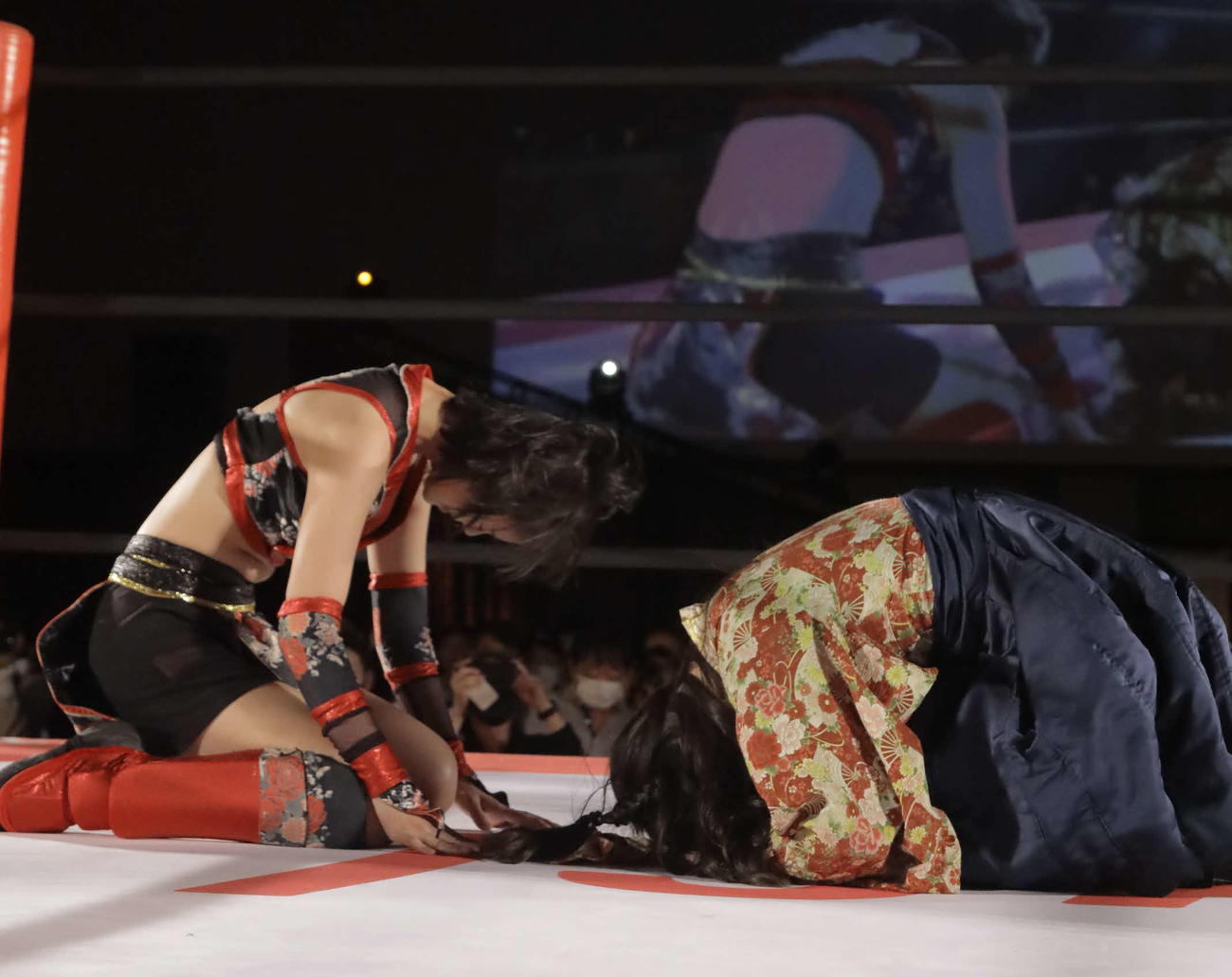 試合後あいさつをする長野じゅりあ（左）と宮本もか（東京女子プロレス提供）