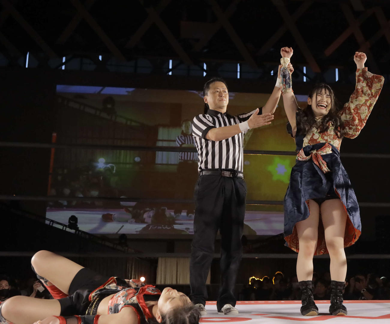 試合に勝利した宮本もかと、敗れた長野じゅりあ（東京女子プロレス提供）