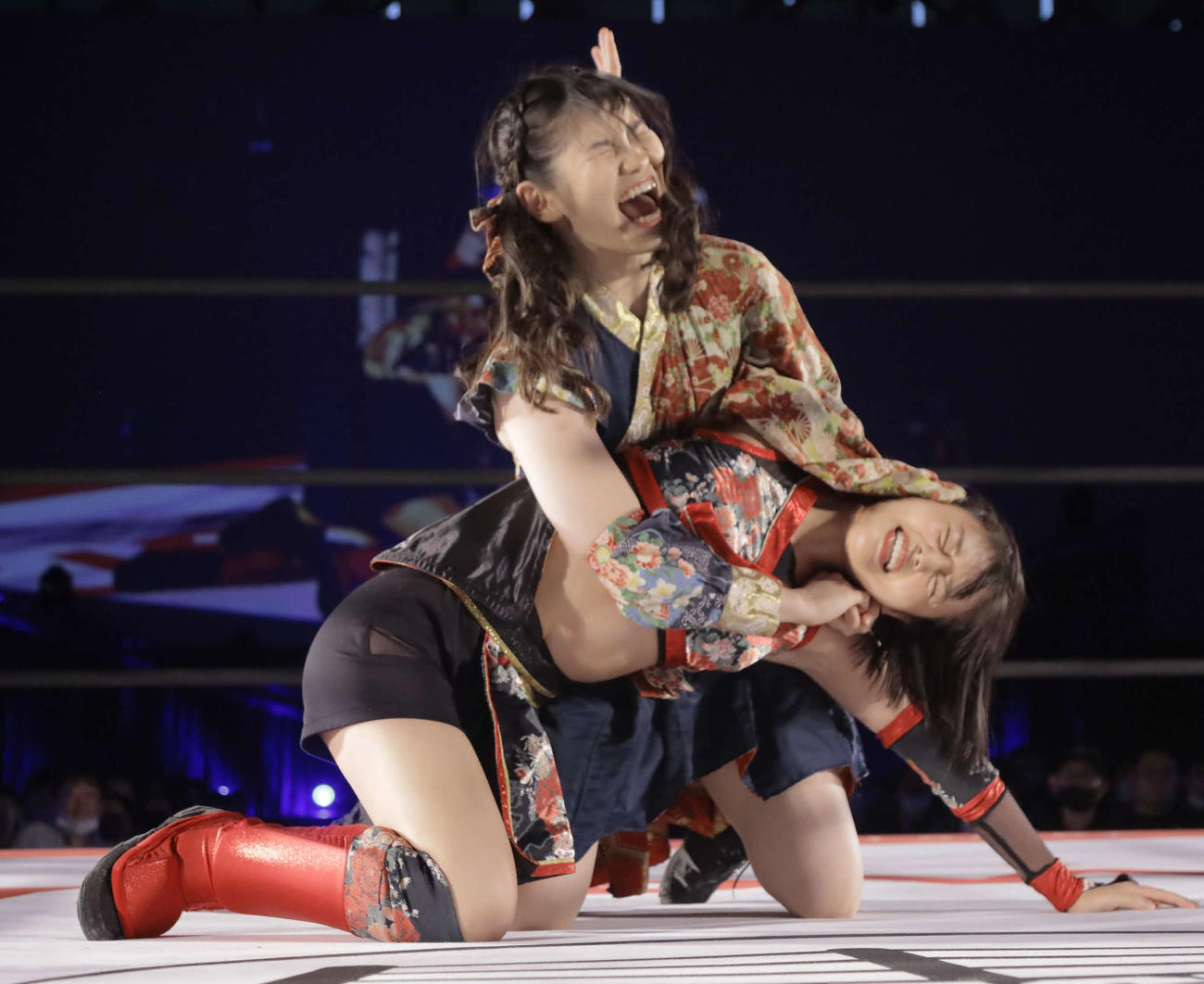 宮本もかに卍固めを受ける長野じゅりあ（東京女子プロレス提供）