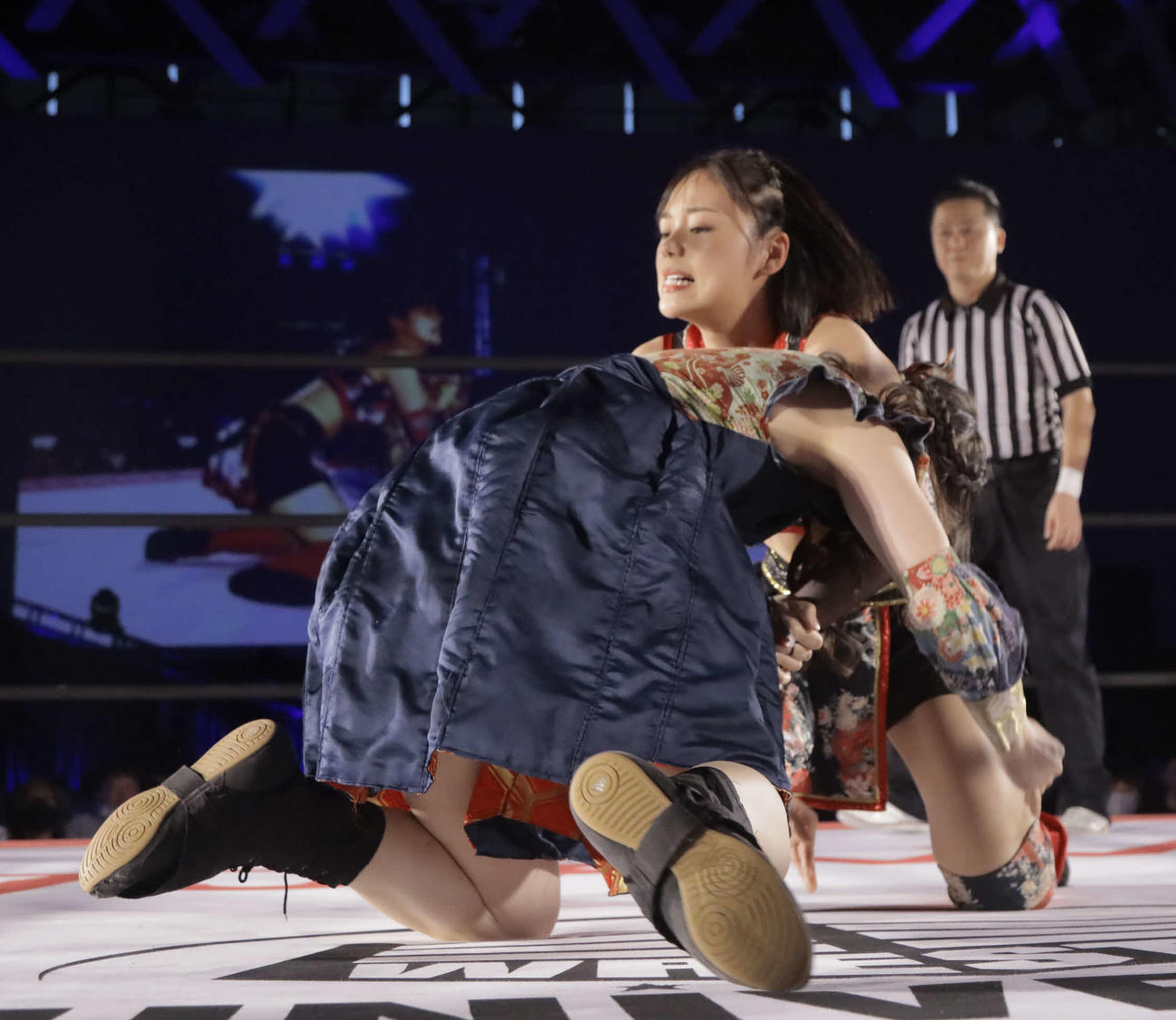 宮本もかに攻撃を仕掛ける長野じゅりあ（東京女子プロレス提供）