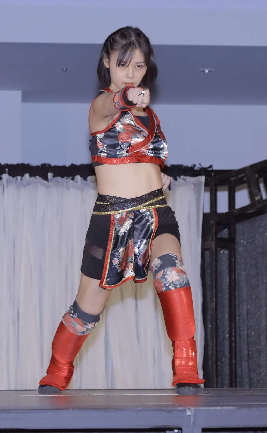 入場シーンで空手の型を披露する長野じゅりあ（東京女子プロレス提供）