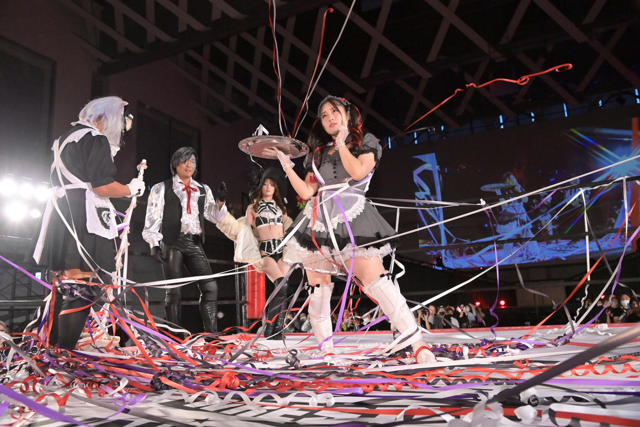 入場してポーズをとるメイ・サン＝ミッシェル（東京女子プロレス提供）