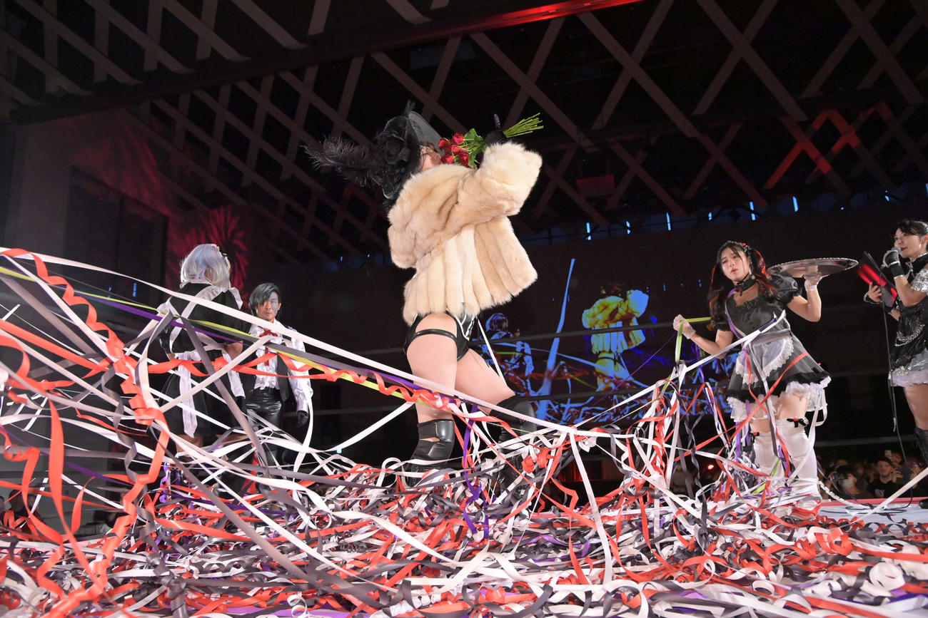 入場してポーズをとる沙希様（東京女子プロレス提供）