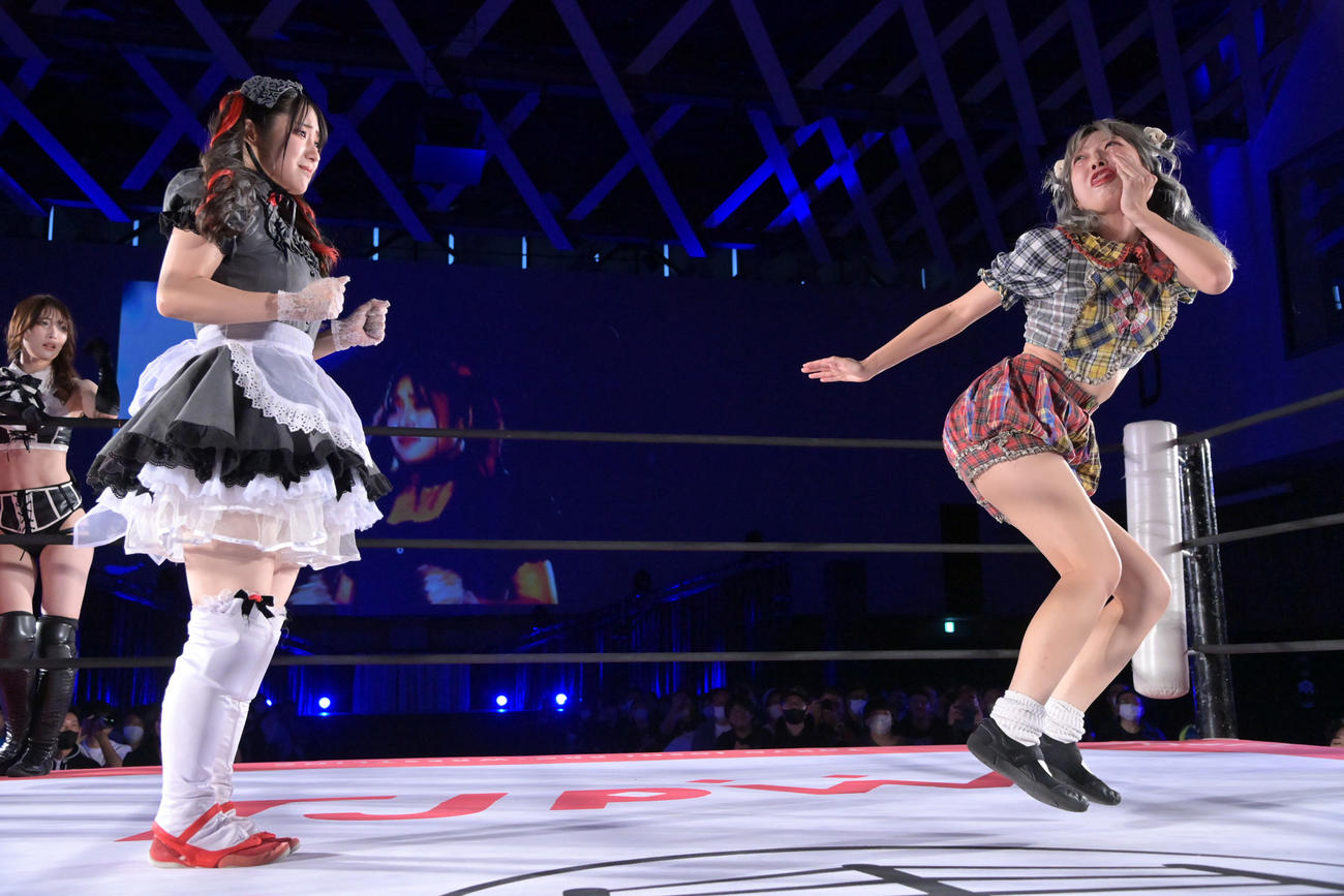 原宿ぽむ（右）から挑発されるメイ・サン＝ミッシェル（東京女子プロレス提供）