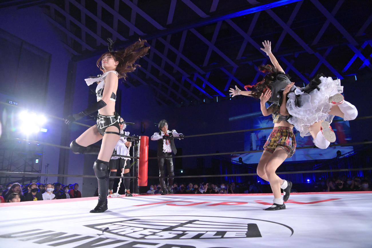 連係技を決める沙希様（左）とメイ・サン＝ミッシェル（東京女子プロレス提供）
