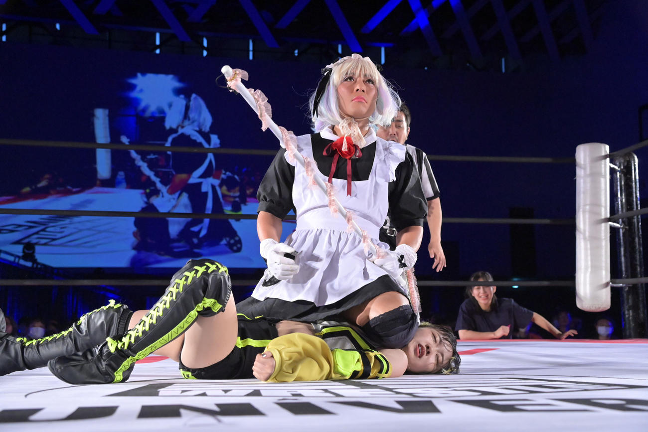 鈴芽（下）を押さえ込むマーサ（東京女子プロレス提供）
