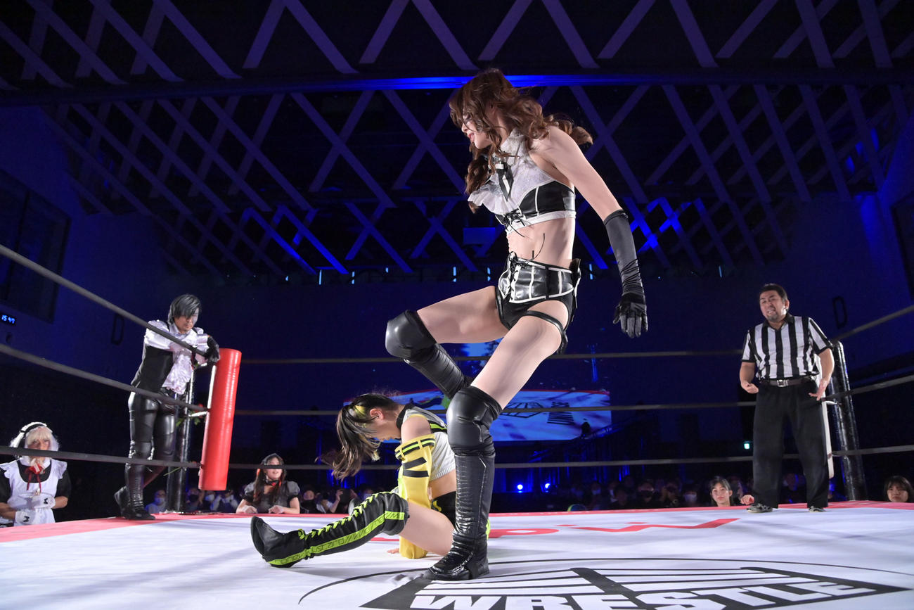 鈴芽（左）に蹴りを見舞う沙希様（東京女子プロレス提供）