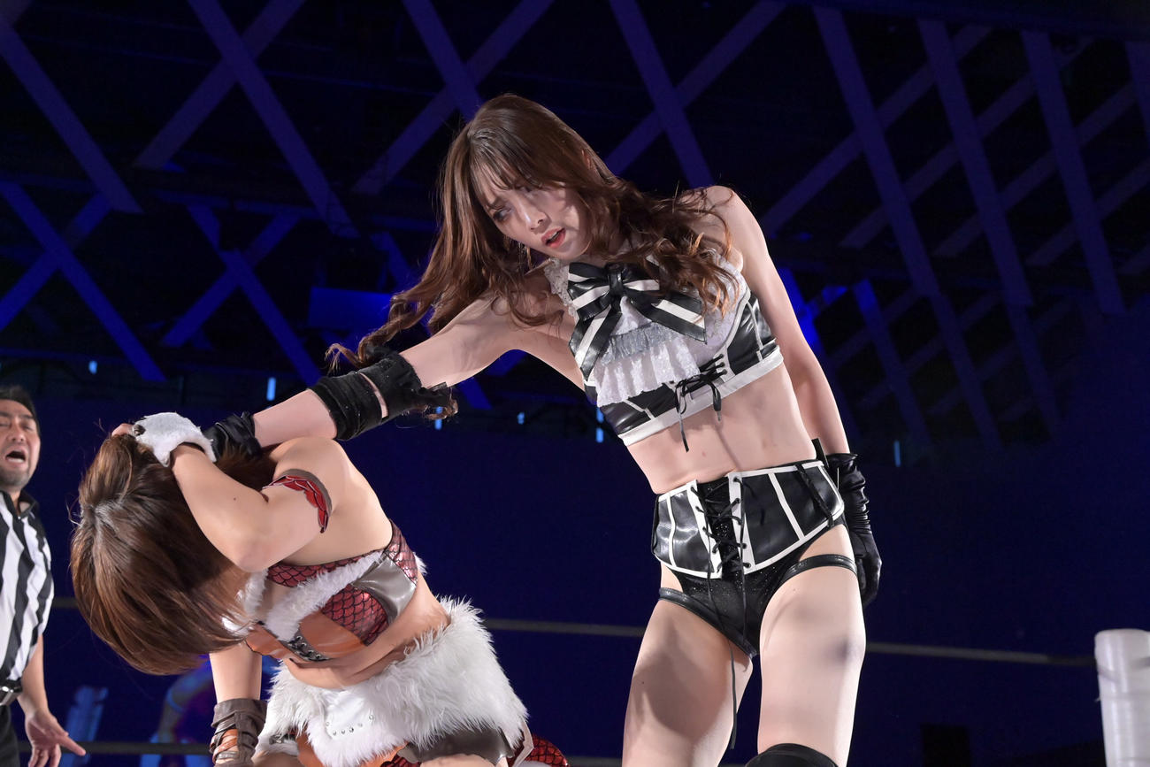 中島翔子（左）をつかまえる沙希様（東京女子プロレス提供）