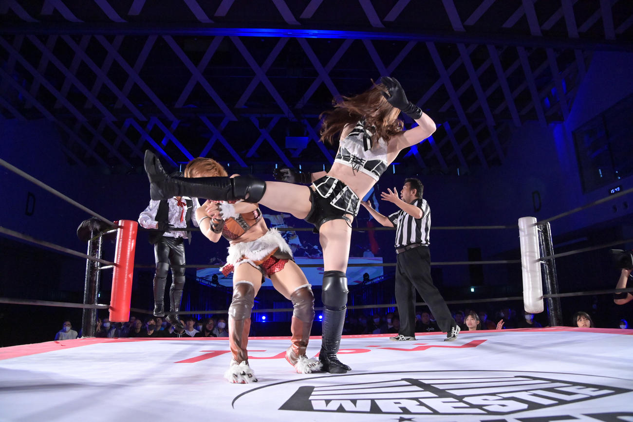中島翔子（左）に蹴りを見舞う沙希様（東京女子プロレス提供）
