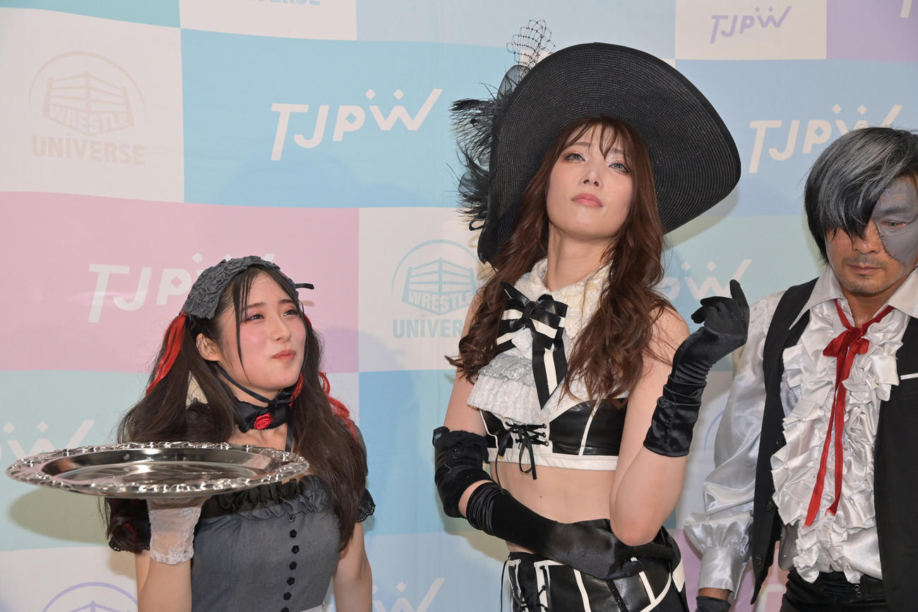 試合後に取材を受ける、左からメイ・サン＝ミッシェル、沙希様、ユキオ・サンローラン（東京女子プロレス提供）