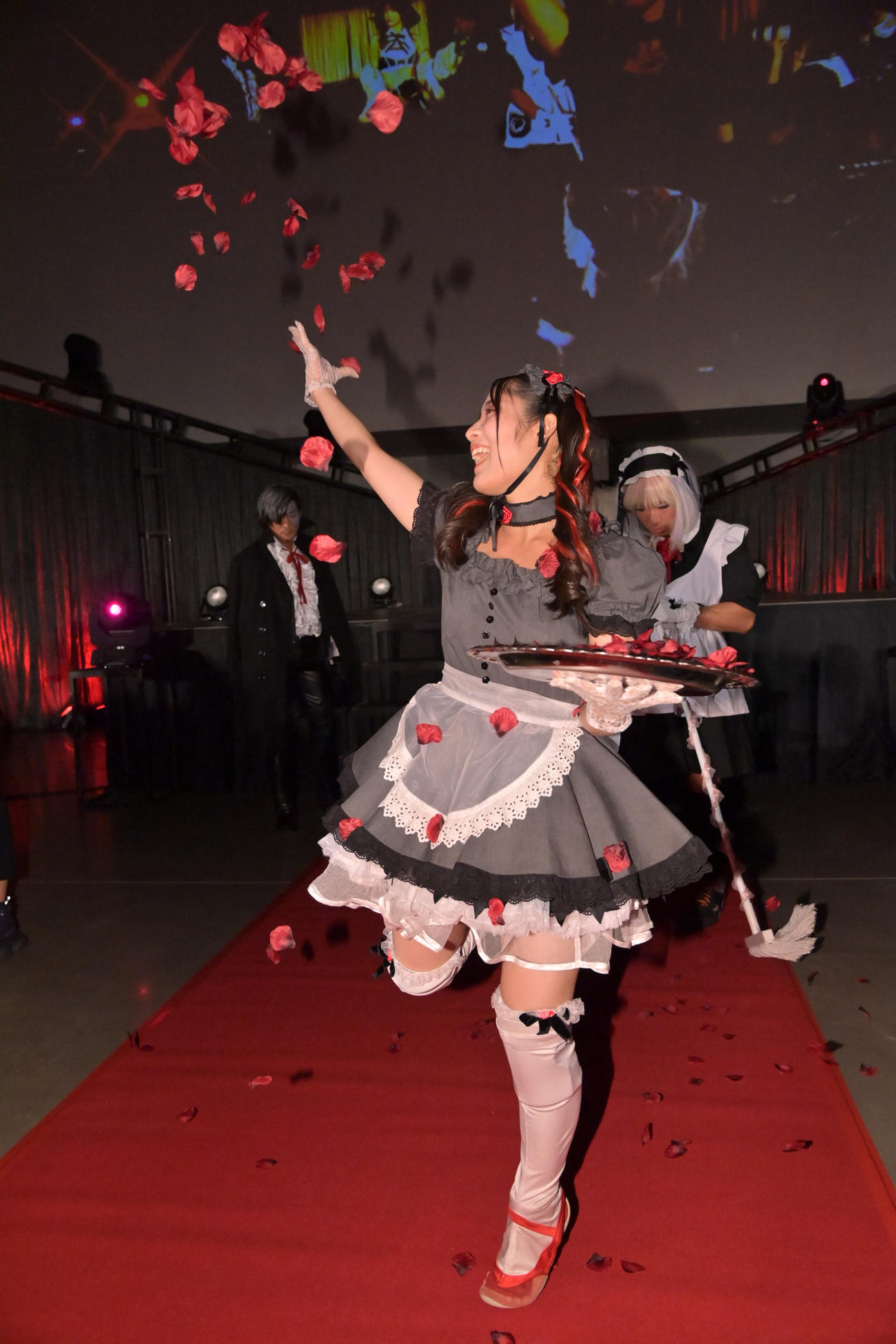 バラをまきながら入場するメイ・サン＝ミッシェル（東京女子プロレス提供）