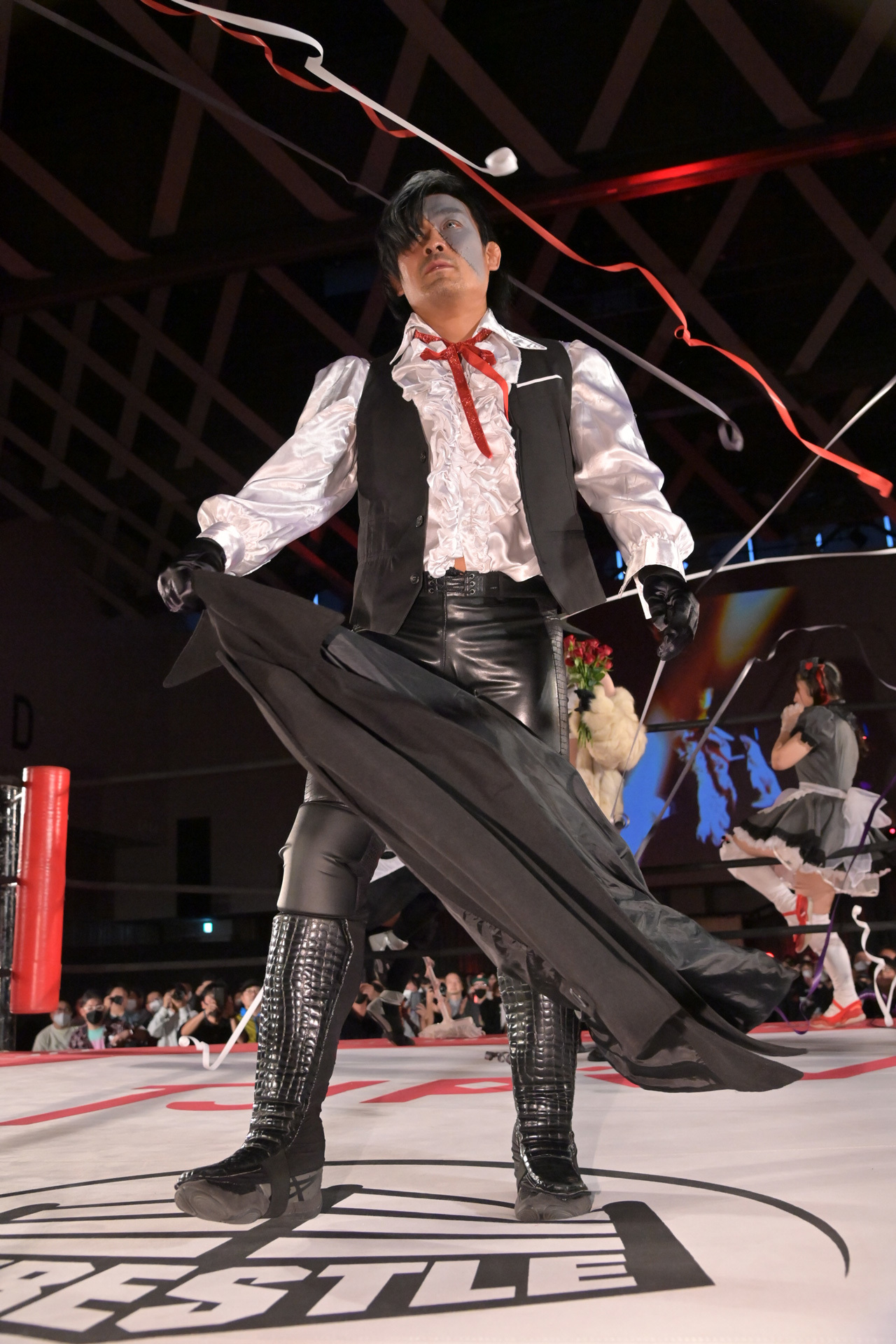 入場するユキオ・サンローラン（東京女子プロレス提供）