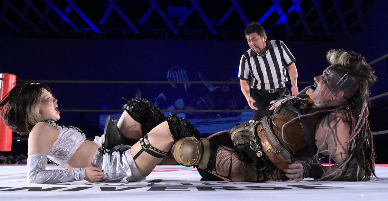 東京女子プロレス八王子大会　マックス・ジ・インペイラーに足技で対抗する辰巳リカ（東京女子プロレス提供）