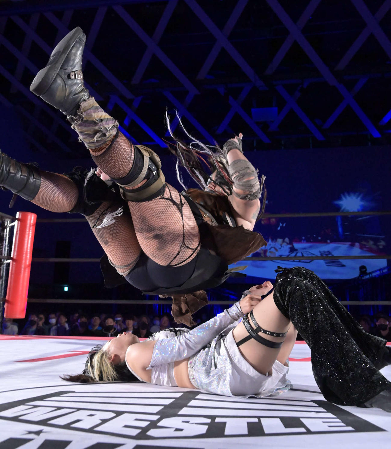 東京女子プロレス八王子大会　辰巳リカにセントーンを決めるマックス・ジ・インペイラー（東京女子プロレス提供）