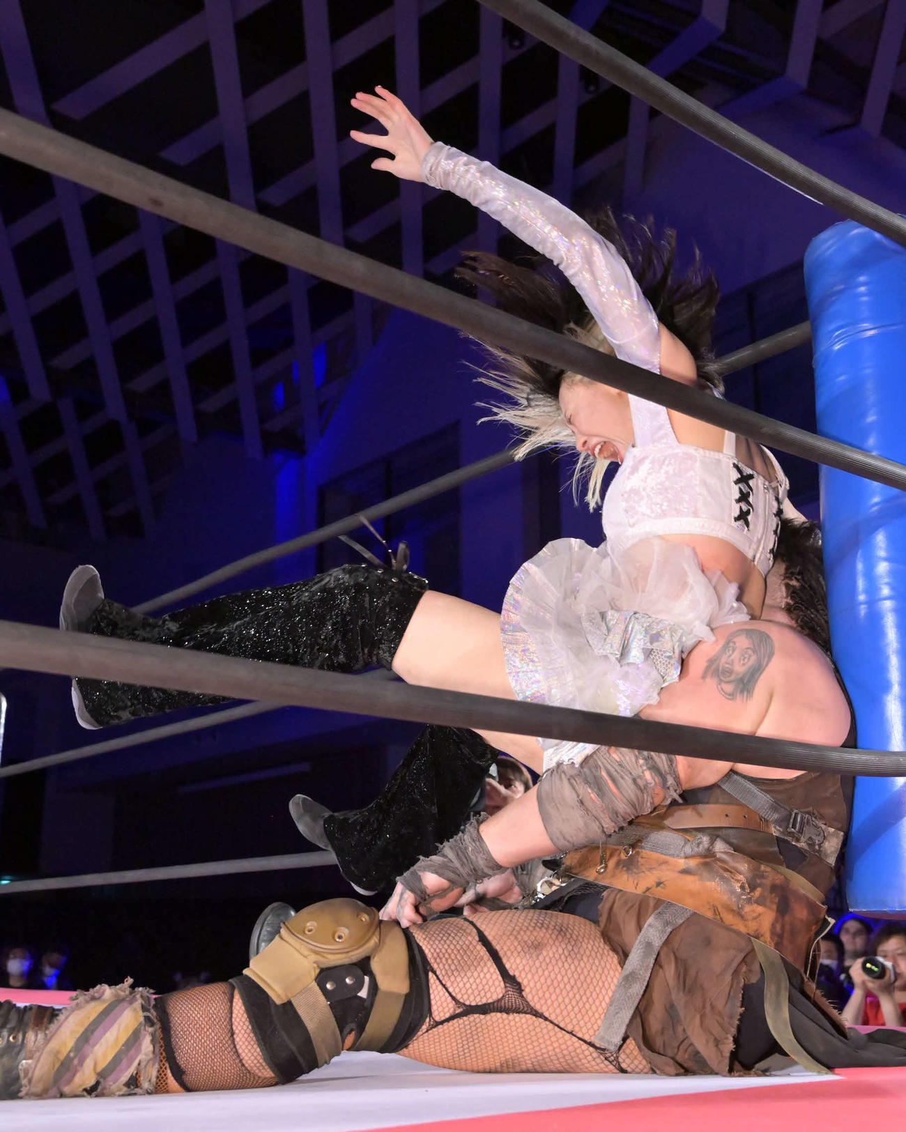 東京女子プロレス八王子大会　マックス・ジ・インペイラーにヒップアタックを決める辰巳リカ（東京女子プロレス提供）