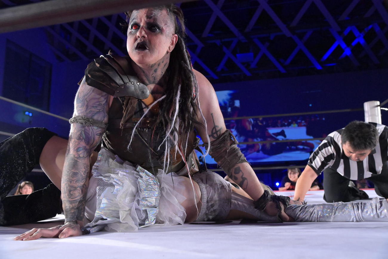 東京女子プロレス八王子大会　マックス・ジ・インペイラーに押さえ込まれる辰巳リカ（東京女子プロレス提供）