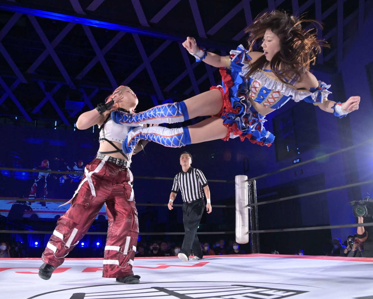 東京女子プロレス八王子大会　愛野ユキにドロップキックを決める荒井優希（東京女子プロレス提供）