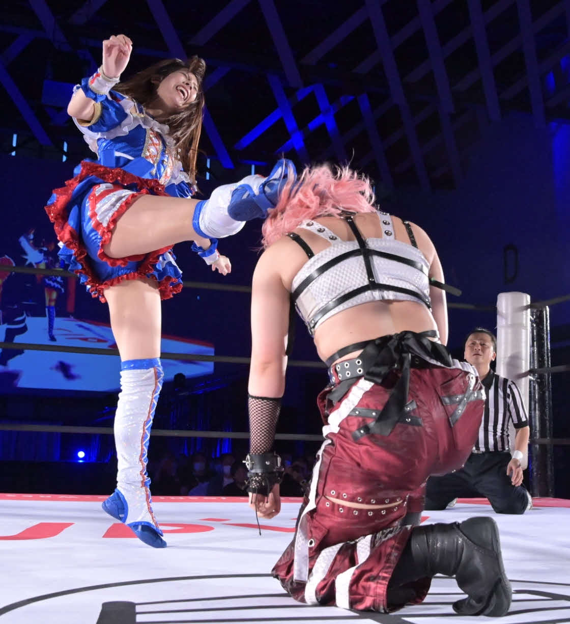 東京女子プロレス八王子大会　愛野ユキにFinallyを決める荒井優希（東京女子プロレス提供）