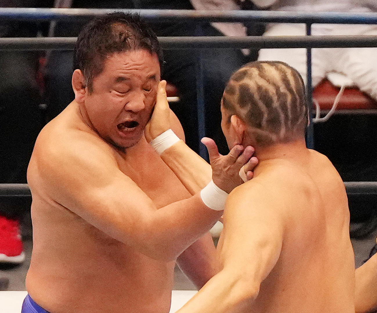 鈴木（右）とビンタを張り合う永田（撮影・菅敏）
