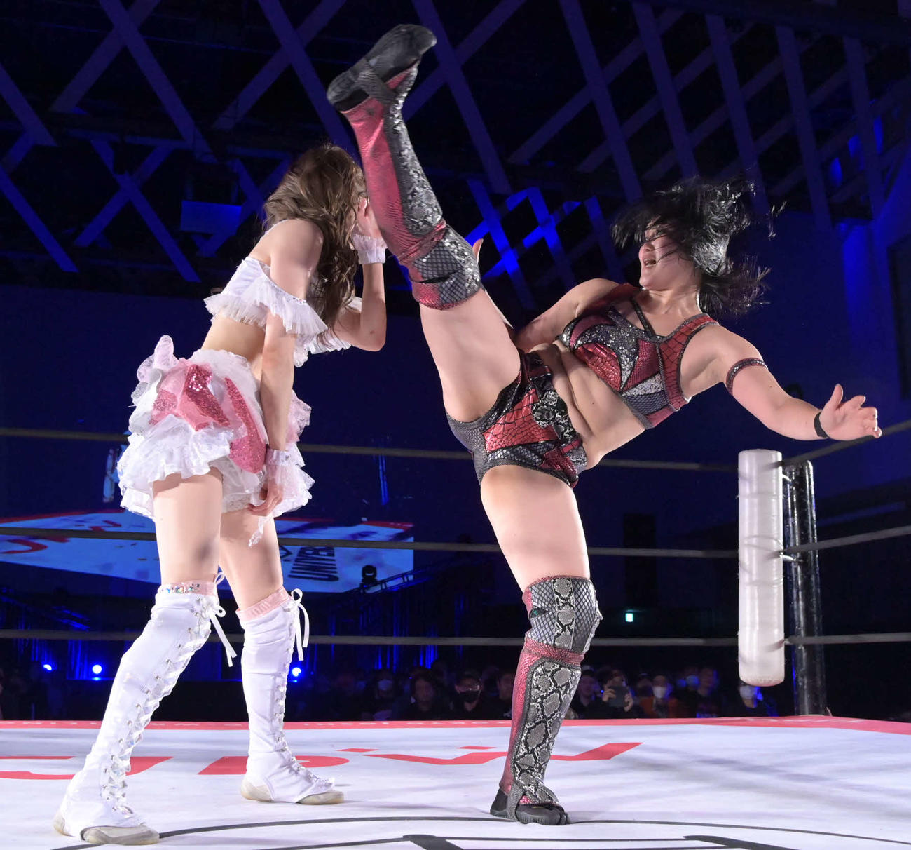 東京女子プロレス八王子大会　瑞希に回し蹴りを浴びせる山下実優（東京女子プロレス提供）