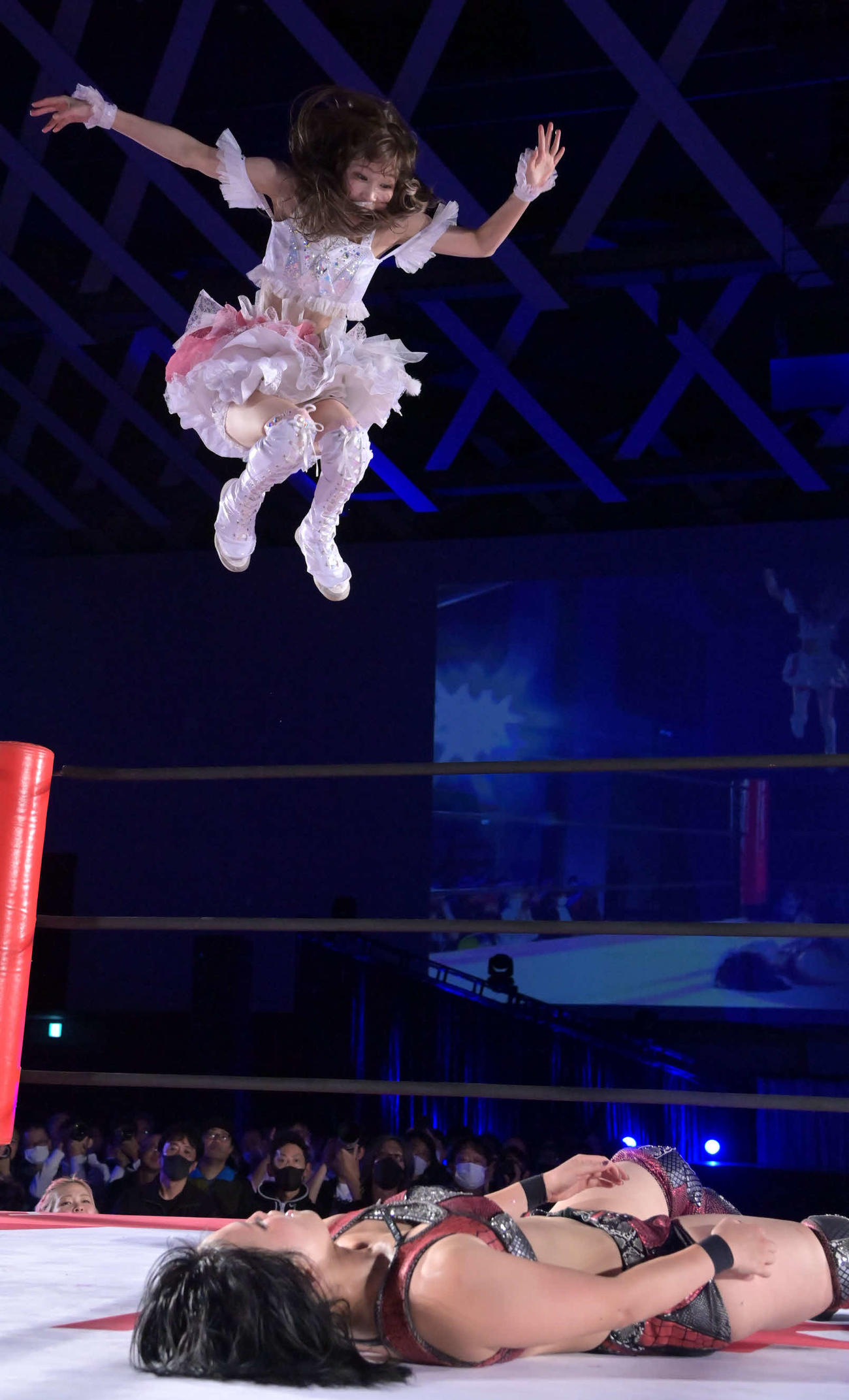 東京女子プロレス八王子大会　山下実優にダイビングフットスタンプを決める瑞希（東京女子プロレス提供）