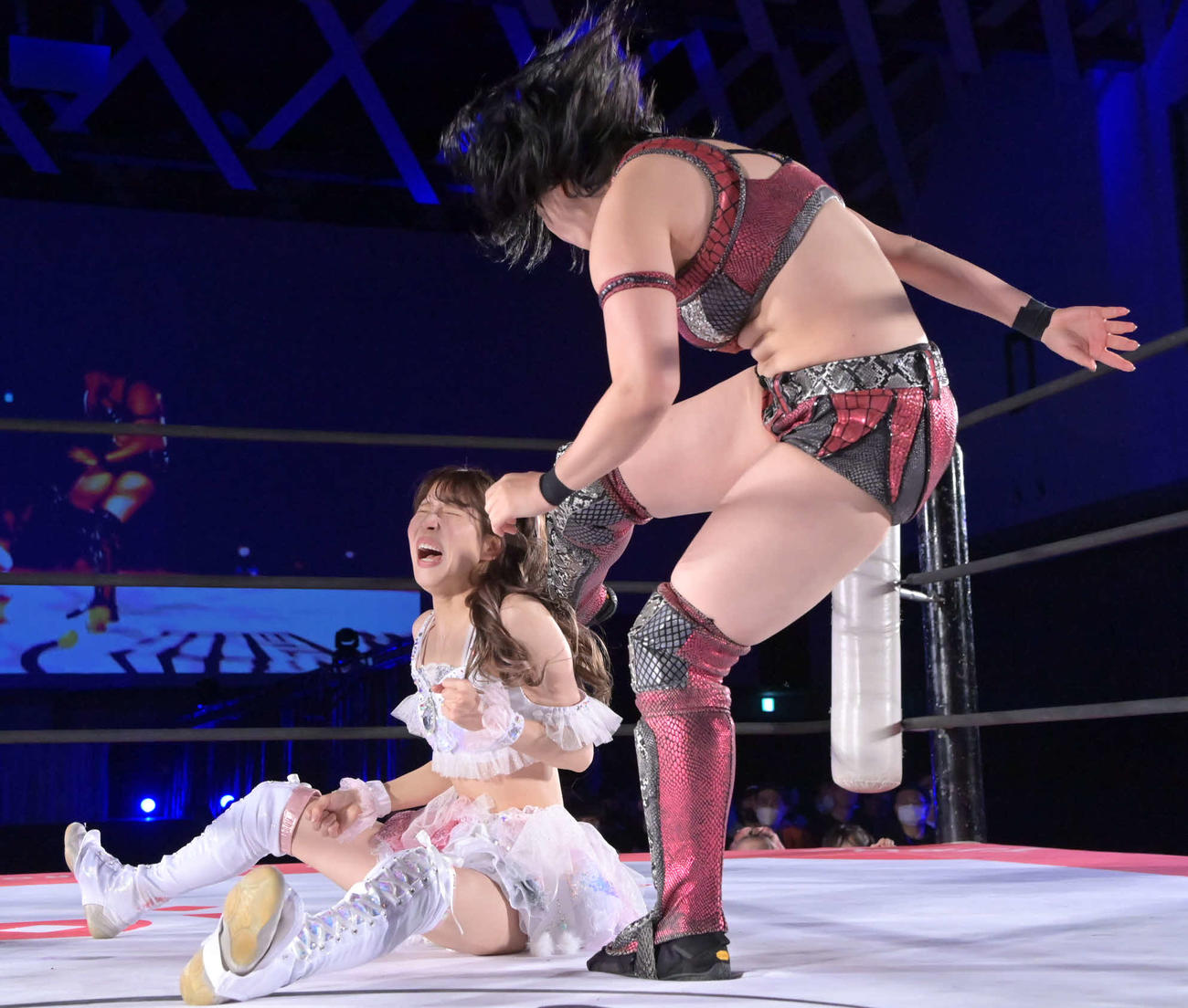 東京女子プロレス八王子大会　瑞希の背中に蹴りを入れる山下実優（東京女子プロレス提供）