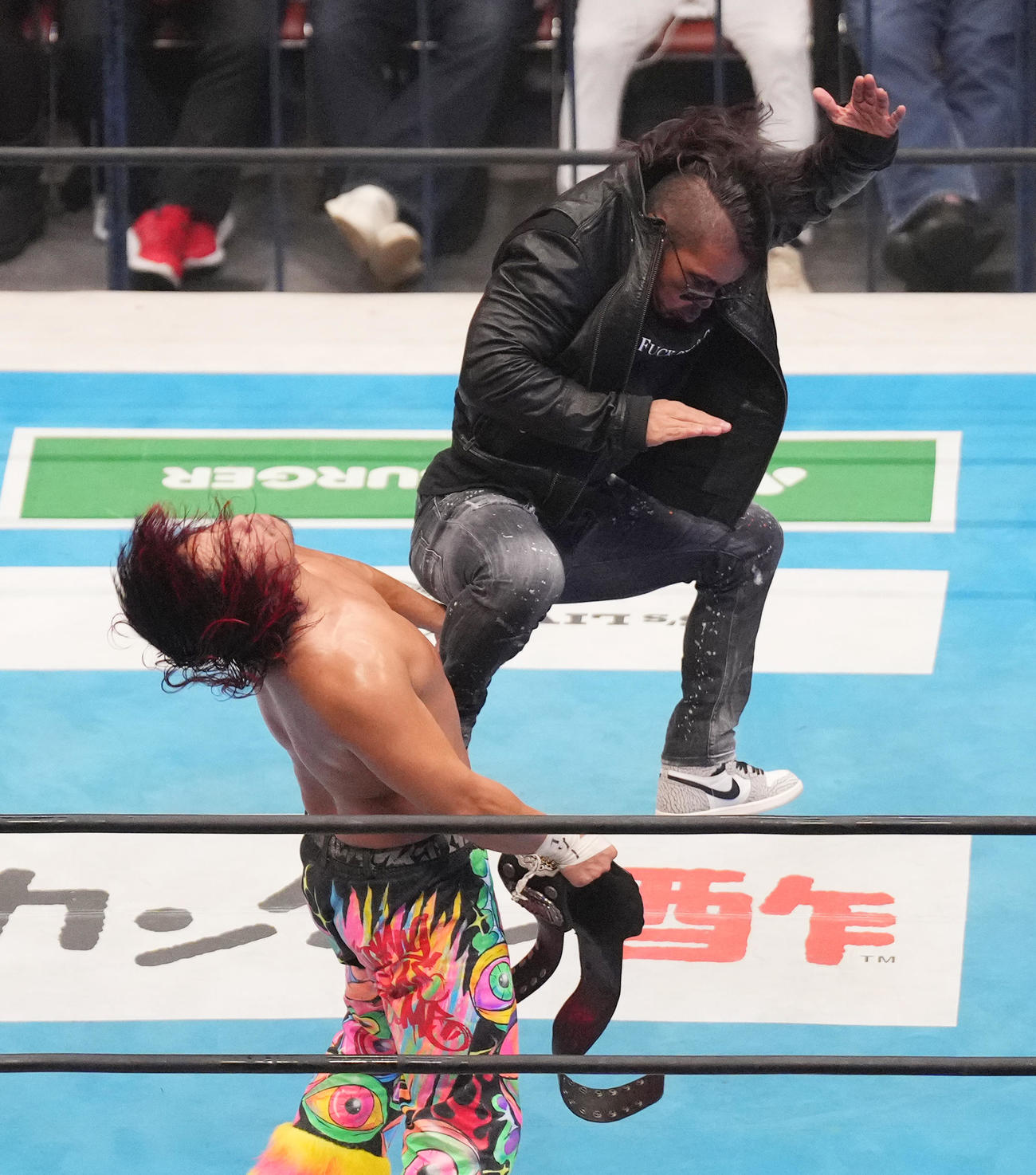 試合後、乱入してきた石森太二（右）に襲われる高橋ヒロム（撮影・菅敏）