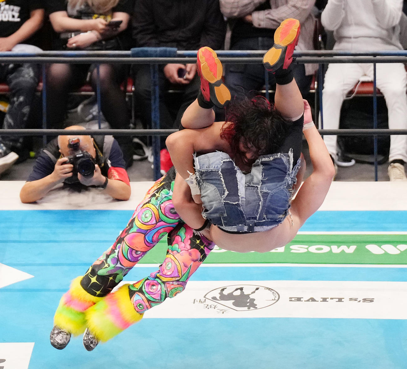 YOH（手前）に勝利する高橋ヒロム（撮影・菅敏）
