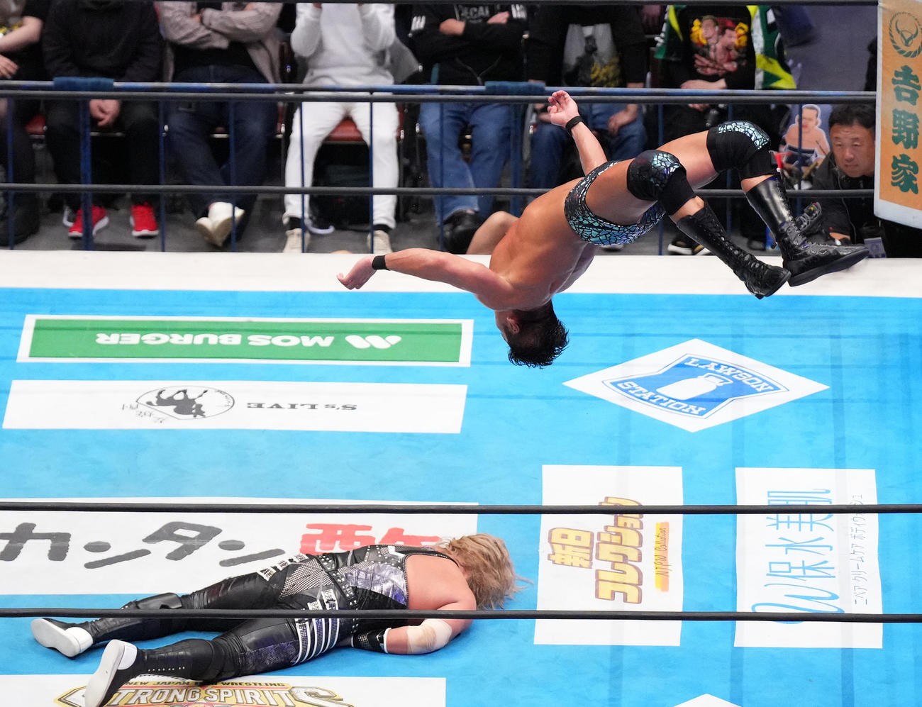 EVIL（下）にムーンサルトプレスを決めるSANADA（撮影・菅敏）