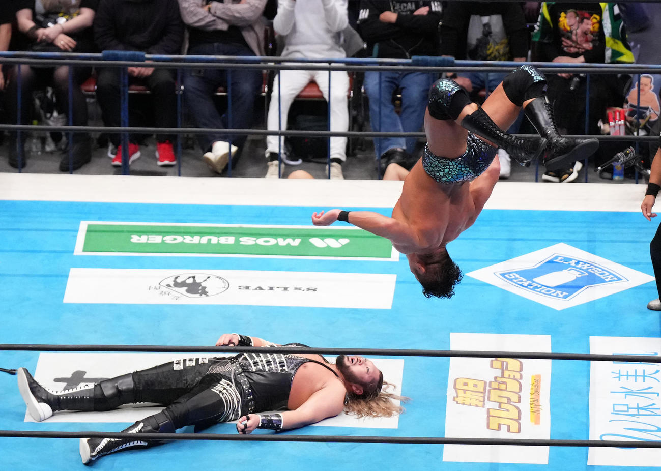 EVIL（下）にムーンサルトプレスを決めるSANADA（撮影・菅敏）