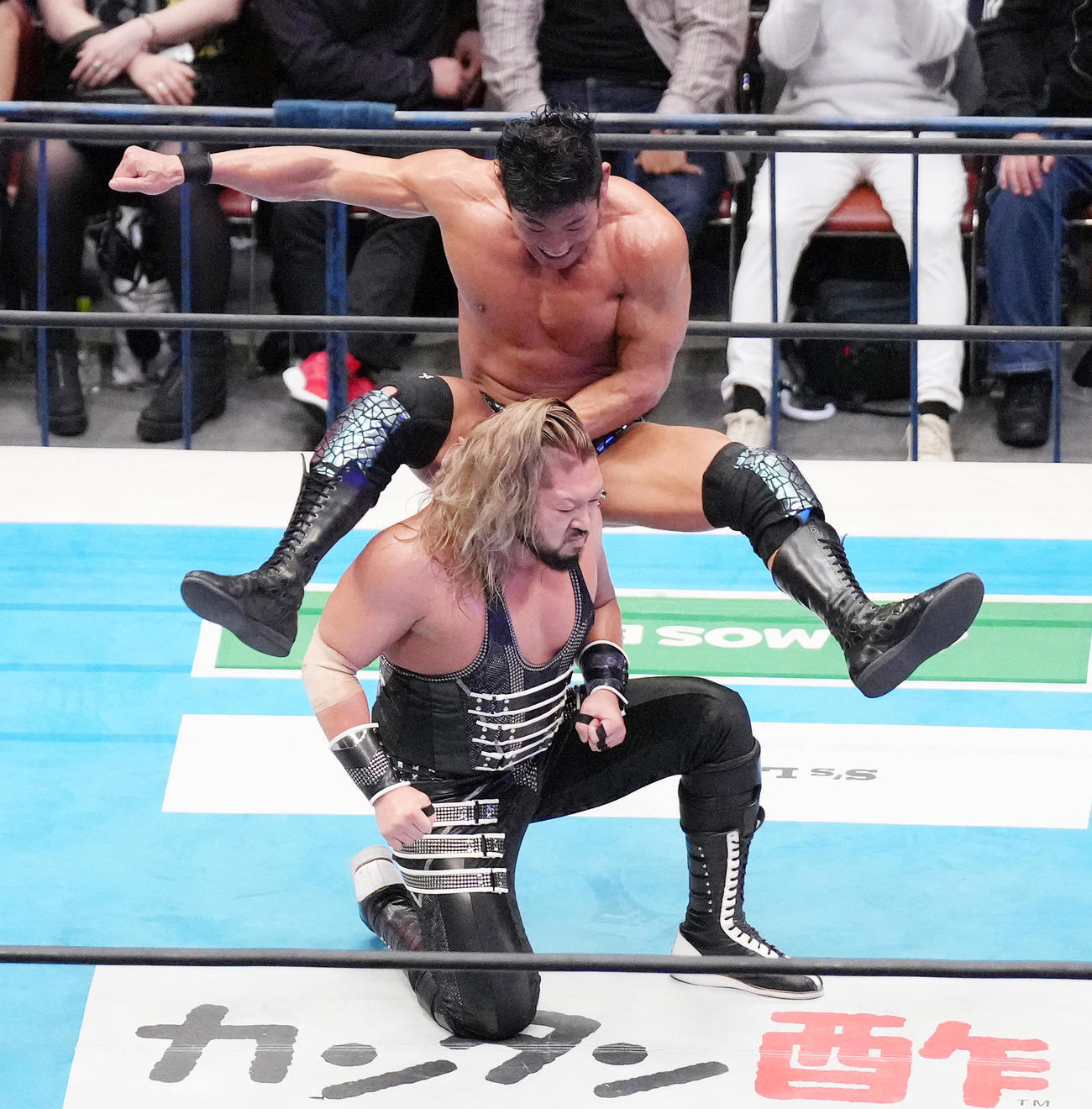 EVIL（下）にシャイニング・ウィザードを決めるSANADA（撮影・菅敏）