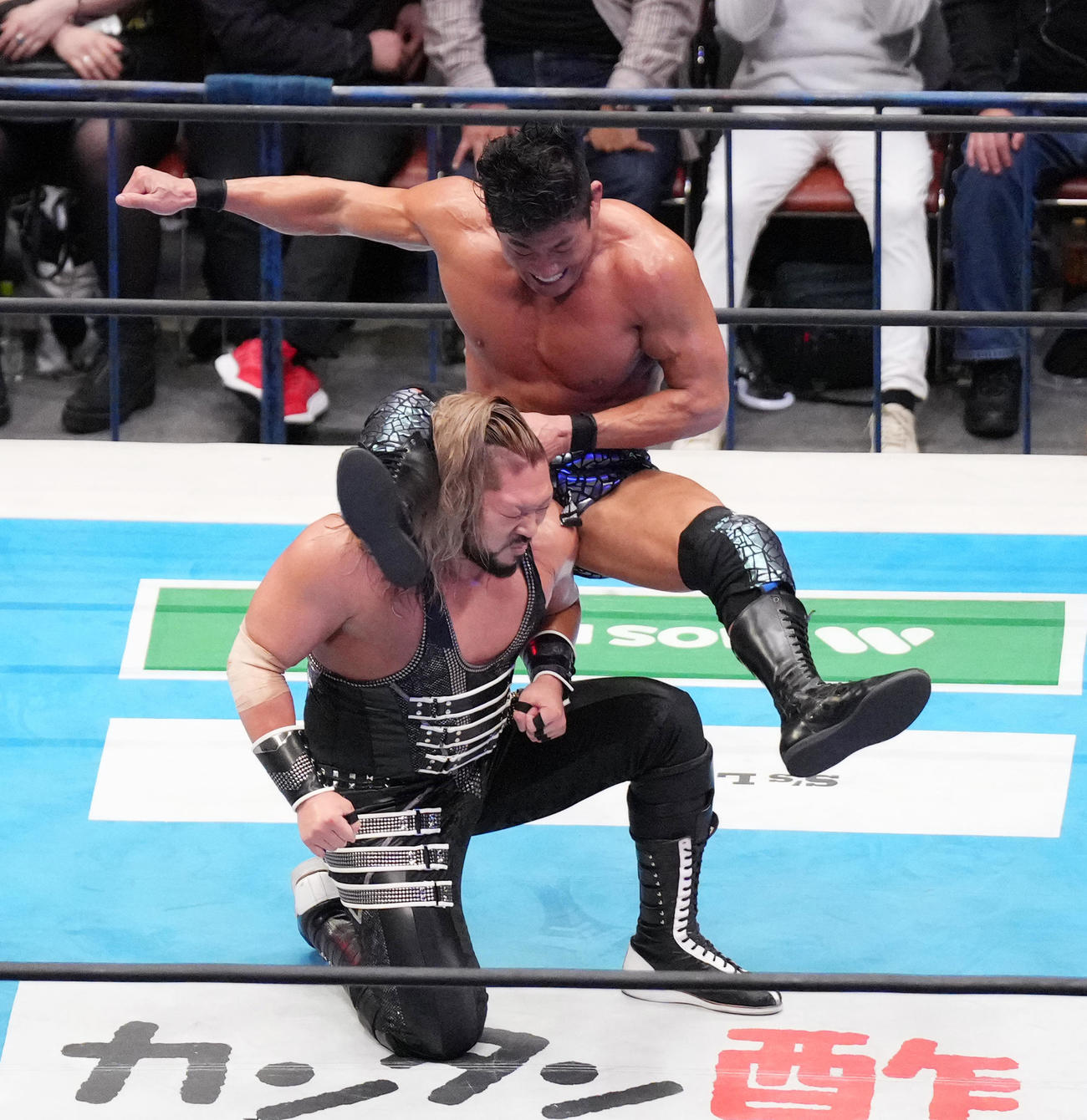 EVIL（下）にシャイニング・ウィザードを決めるSANADA（撮影・菅敏）