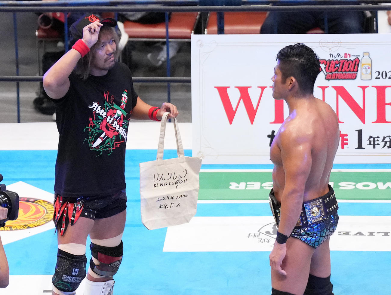 防衛に成功したSANADAは、1．4で対戦する内藤哲也（左）とにらみ合う（撮影・菅敏）