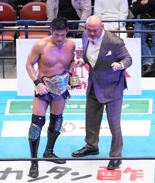 新日本】SANADA、恩師の武藤敬司さんの前でシャイニングウィザード連発