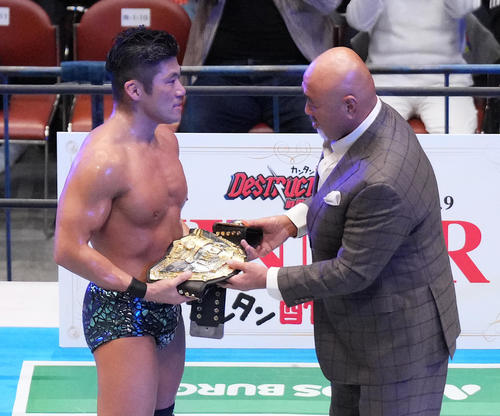 新日本】SANADA、恩師の武藤敬司さんの前でシャイニングウィザード連発