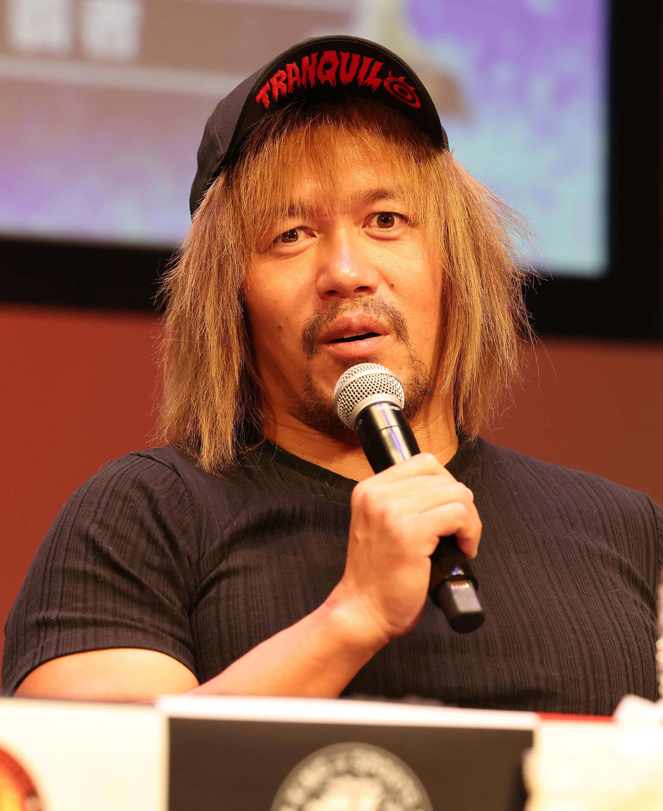 記者の質問に答える内藤哲也（撮影・丹羽敏通）