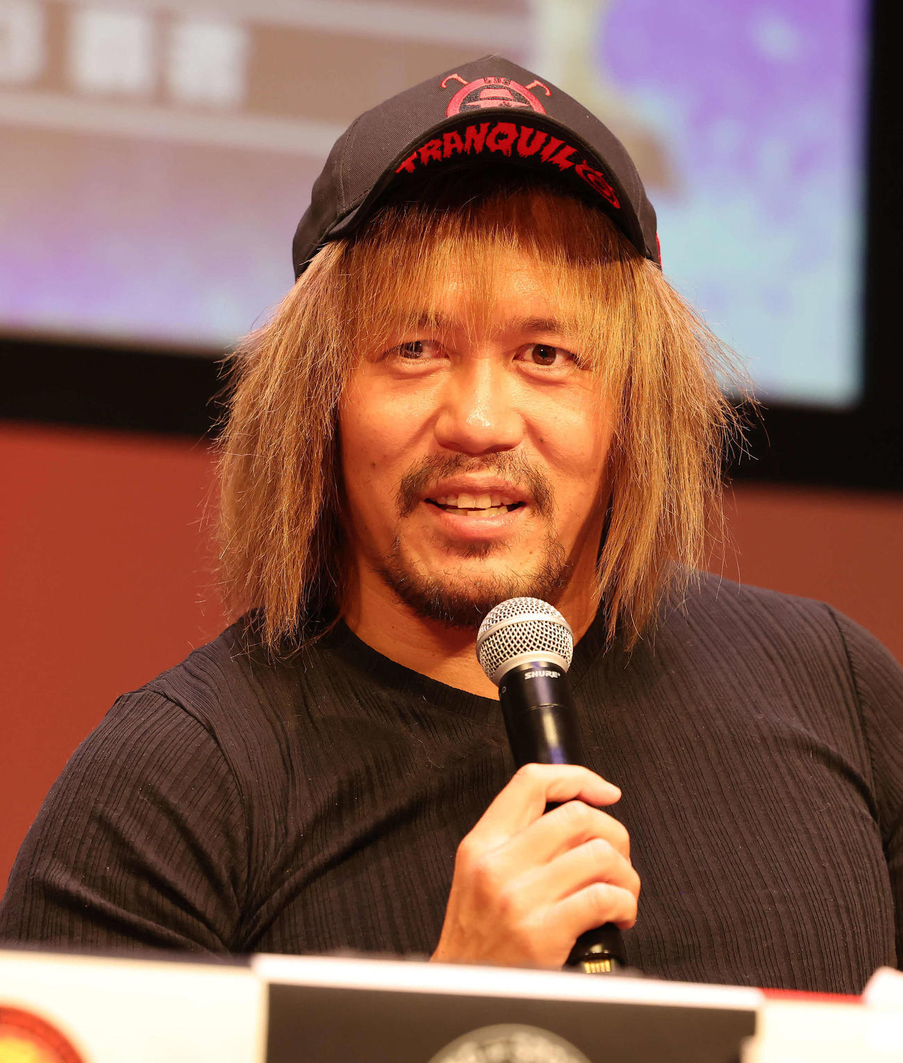 記者の質問に答える内藤哲也（撮影・丹羽敏通）