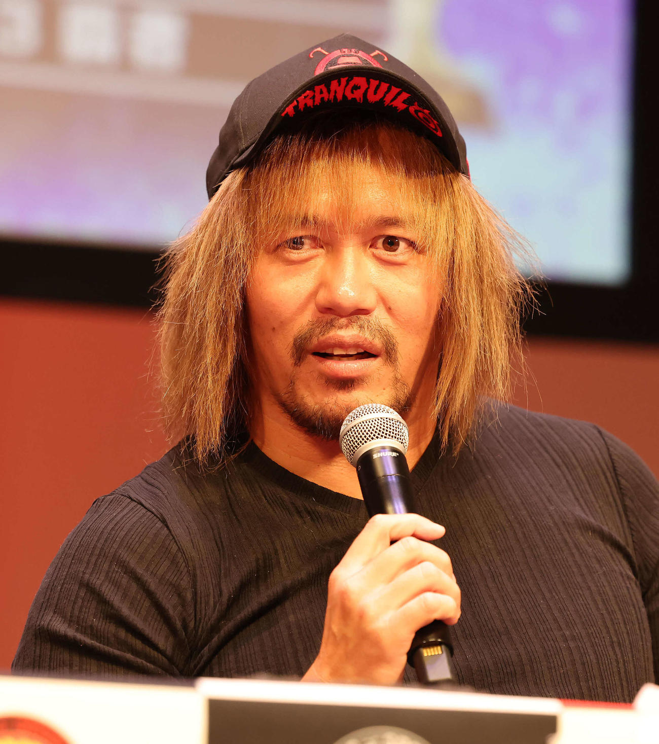 記者の質問に答える内藤哲也（撮影・丹羽敏通）
