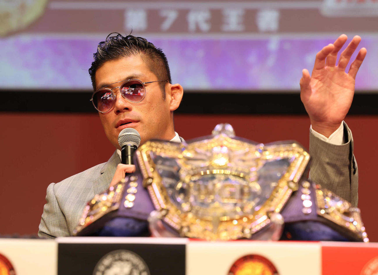 記者の質問に答えるSANADA（撮影・丹羽敏通）