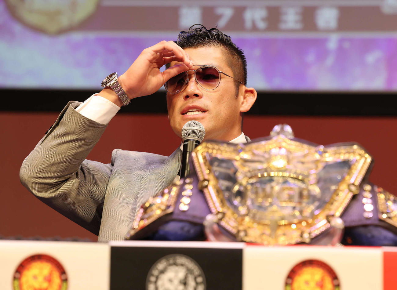 記者の質問に答えるSANADA（撮影・丹羽敏通）